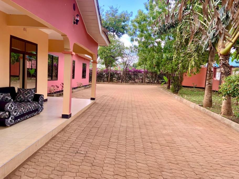 Bungalow X Garten & Terrasse X Wlan X Europaeisch Moshi Exterior photo